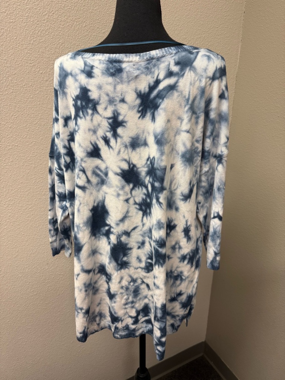 NWT GF Collection Tie Dye Sweater Large Blue White Varsity Lightweight Knit Top - Picture 4 of 9